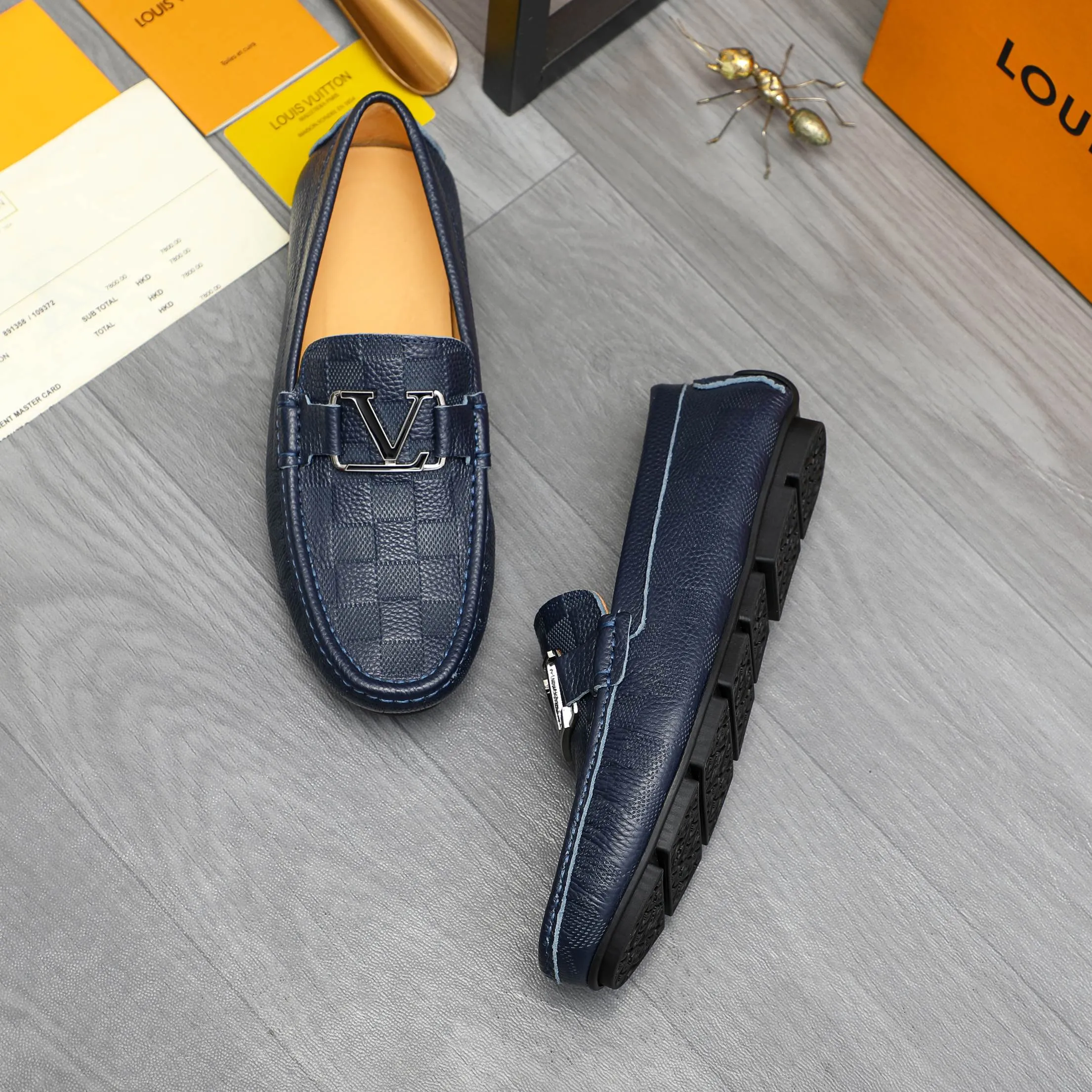 Men's shoes 💰p380 Product trademark: LV "Louis Vuitton" casual slip-on men's shoes Regular size: 38-45 Product materials: Selected classic embossed plaid upper, pigskin lining, rubber outsole